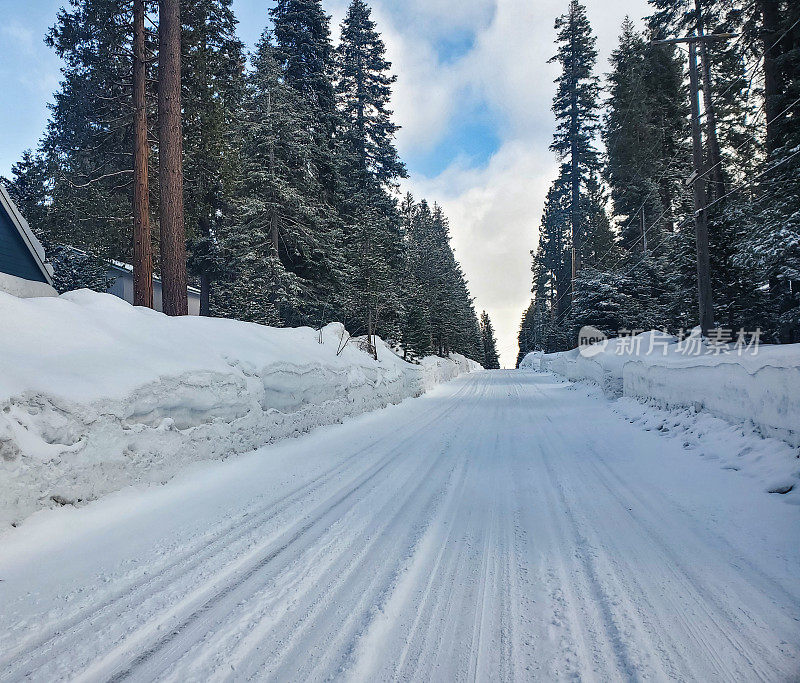 附近街道上排列着非常高的雪堆。Tahoma Tahoe，加州。